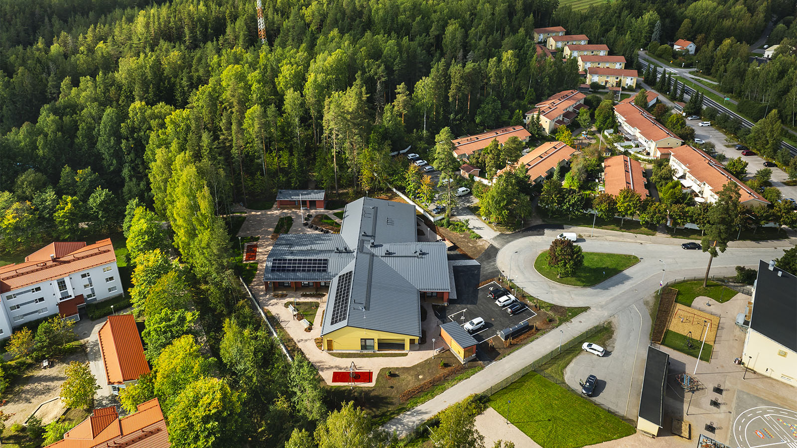 Hoivarakentajien ensimm&auml;inen A-energialuokan hirsipalvelukoti otettiin k&auml;ytt&ouml;&ouml;n Vantaalla